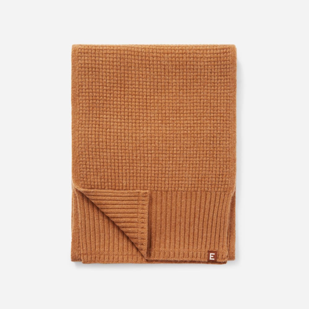 Écharpe tricotée en maille waffle de laine mérinos feutrée | Camel foncé