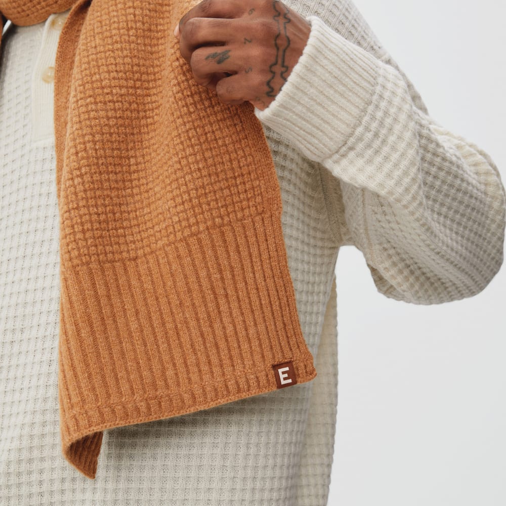 Écharpe tricotée en maille waffle de laine mérinos feutrée | Camel foncé
