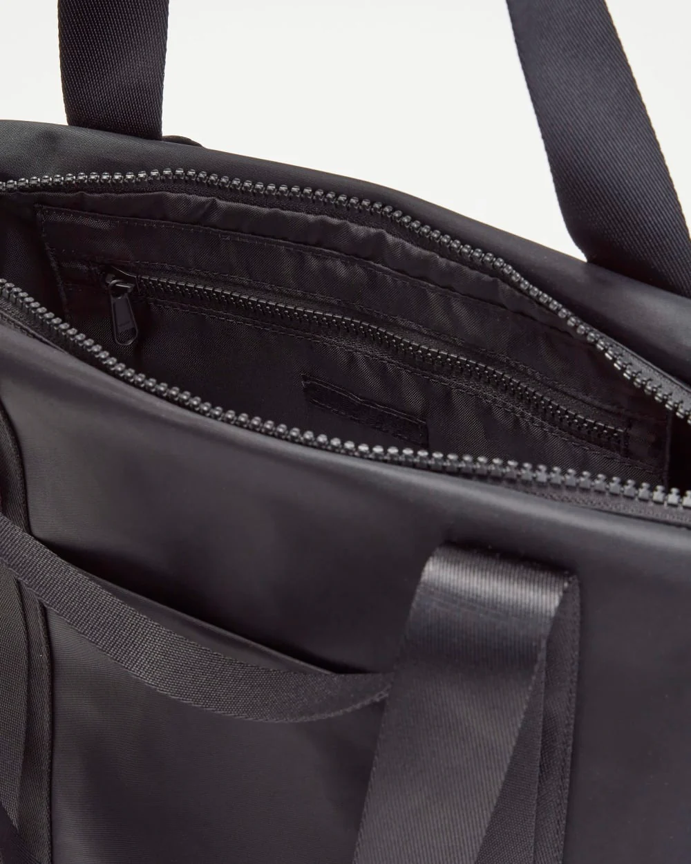 Le sac à main en nylon recyclé | Noir