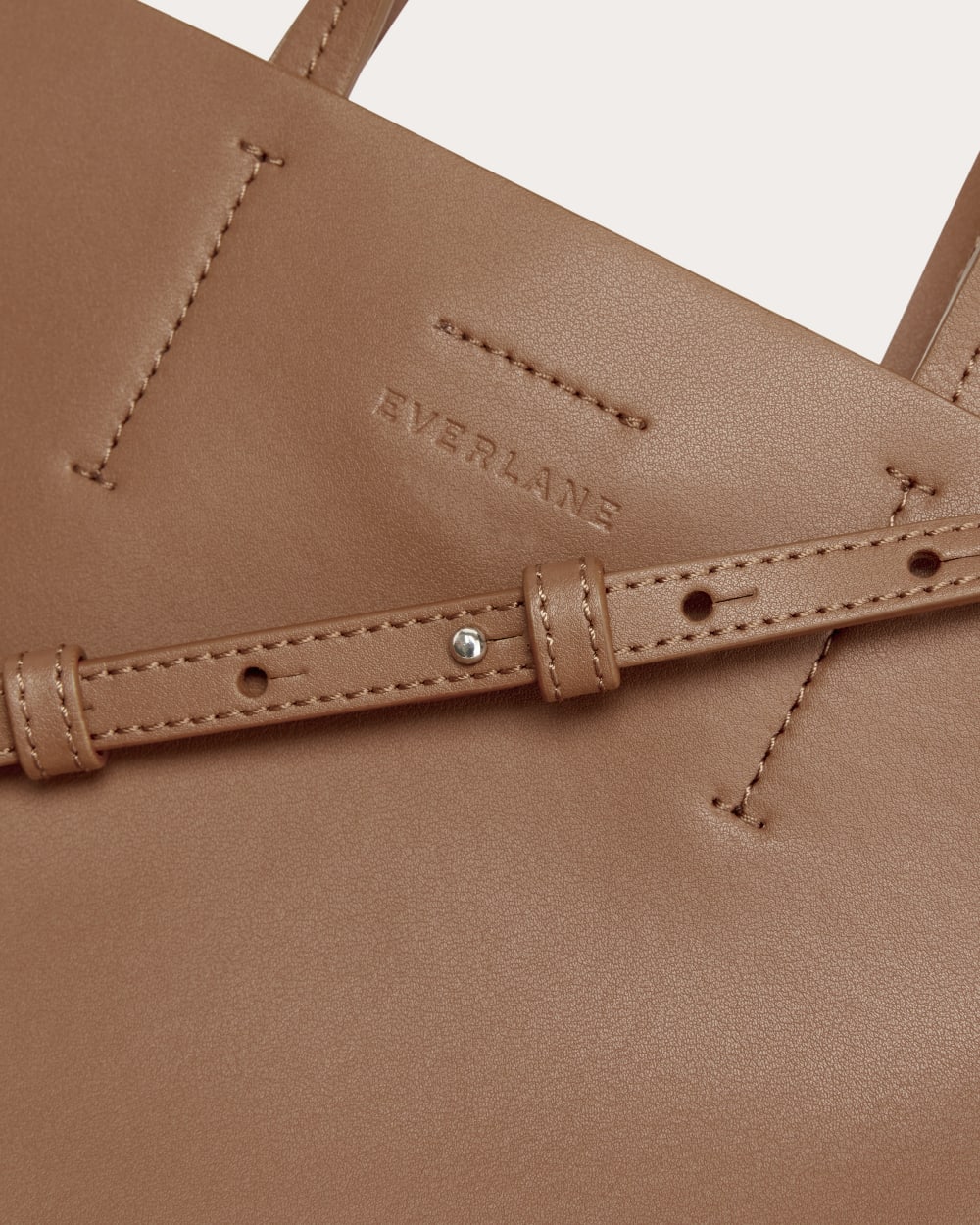 Le sac à bandoulière en cuir italien de luxe | Cognac