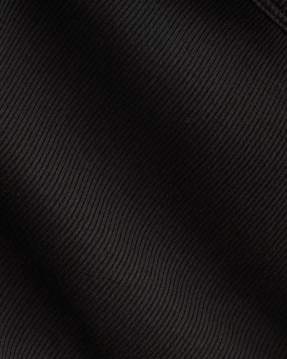 Le T-shirt à col en V à rayures luxueuses | Noir