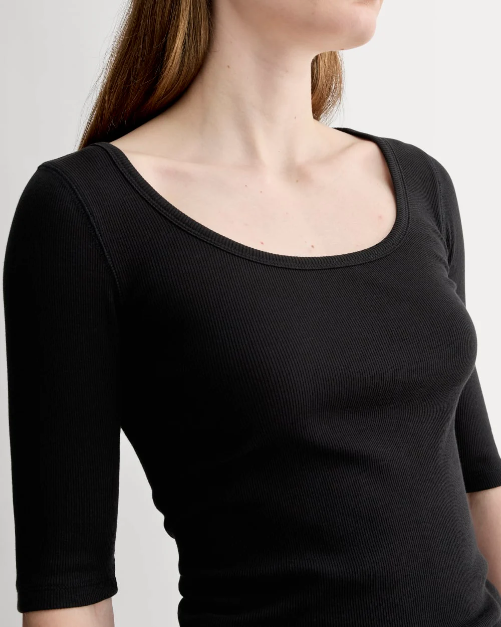 Le T-shirt à col en V à rayures luxueuses | Noir
